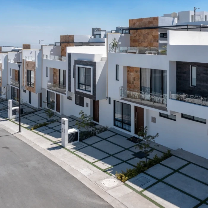 Fachada moderna de casa en Los Robles, Zibatá Querétaro